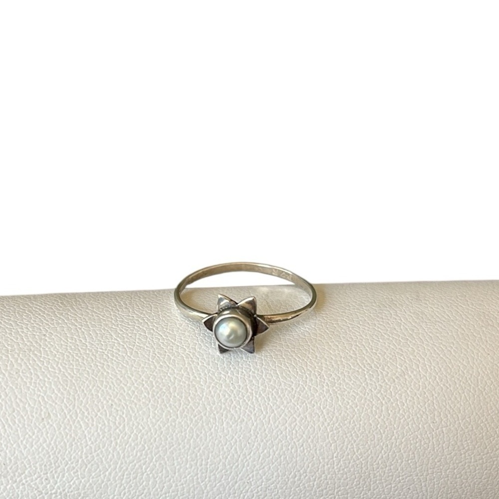 Pearl Ring With Sterling‎ Flower Petal Setting Size 7